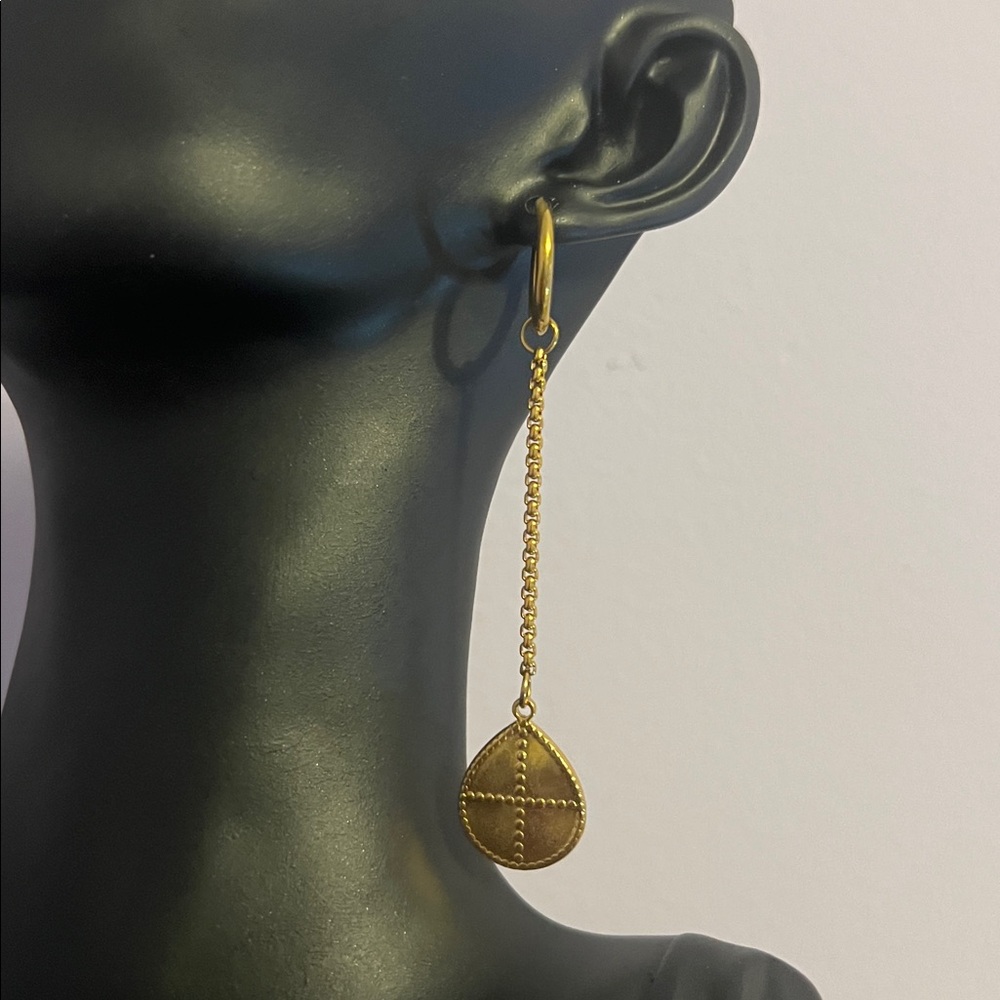 Shield Pendant 🛡️ Box Chain Ear Huggies - Picture 2 of 3
